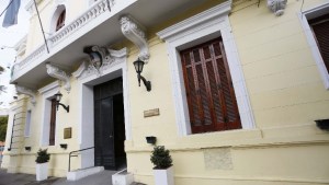 Viedma: por casos de coronavirus, desinfectan la Casa de Gobierno y sus dependencias