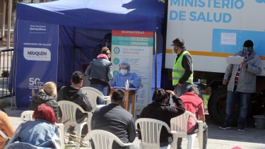 Todos los días, el trailer del operativo Detectar instalado en el monumento a San Martín luce con gran cantidad de gente a la espera de realizarse el hisopado. (Foto: Oscar Livera)