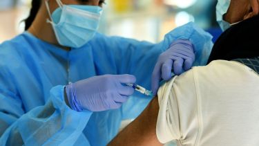 El laboratorio anunció que reanudarán los ensayos en Estados Unidos. 