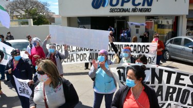 Los hospitalarios marcharon el jueves en Viedma. Foto : Marcelo Ochoa