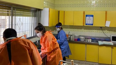Personas recuperadas de coronavirus colaboran en el hogar de adultos mayores que atraviesa un brote de contagios en Neuquén (Foto: gentileza)
