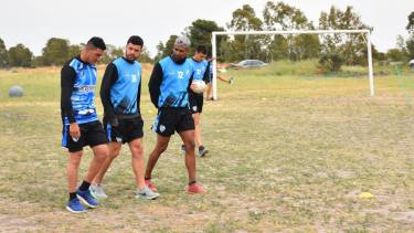 Montero (con la 38) y Angeloff (12), fueron los primeros refuerzos. (Foto: Facebook Sol de Mayo)