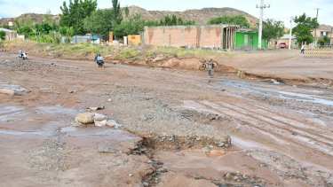 El temporal que sufrió Rincón de los Sauces afectó a varias familias de la zona del cañadón. (Gentileza).-