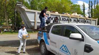 El intendente y funcionarios municipales salieron a recolectar la basura. Foto: Realidad Sanmartinense