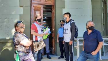 Guagliardo y su comitiva querían ingresar como siempre, pero un funcionario no se los permitía. (Gentileza).-