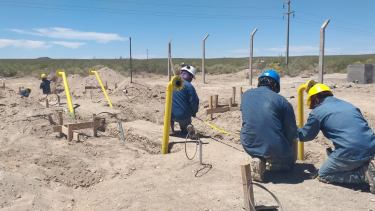 Operarios de la empresa Chimén Aiké construyen la planta reguladora de presión. Foto: Gentileza. 