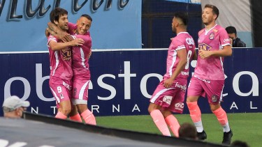 Lucas Albertengo, autor del primer gol de Arsenal, festeja junto a sus compañeros en el Cilindro. (Foto/ Télam)