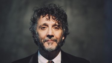 "Fui expulsado de todas las artes y ahora se me está dando una nueva oportunidad como actor de doblaje", bromea entre risas Páez