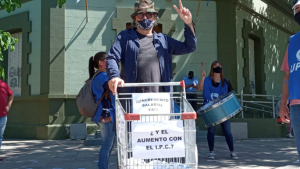 UPCN reclamó con una caravana y en Casa de Gobierno por salarios