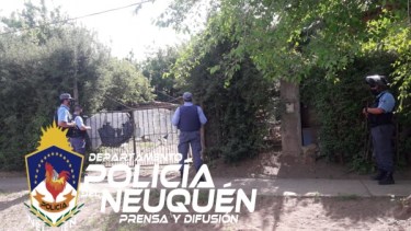 El momento en que la policía detiene a os agresores.  Foto: Prensa Policía