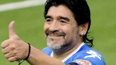 Maradona y en encuentro especial con su fanáticos en el Ruca Che.  Foto: Gentileza Día a Dia