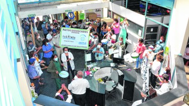 Los autoconvocados de Viedma ingresaron el jueves en la sede de Salud. Foto: Marcelo Ochoa