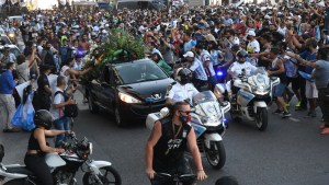 El frenético traslado del féretro de Maradona al cementerio