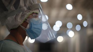 El personal de salud en los hospitales de la provincia está reducido por los contagios.