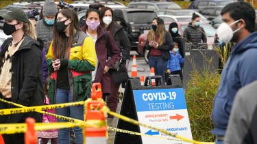 Mucha gente hace fila para ser testeada en Seattle. (AP Photo/Elaine Thompson)