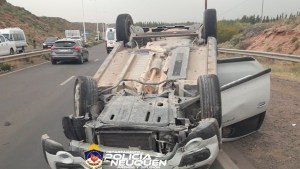 El desprendimiento de una madera ocasionó un vuelco en la Ruta 7