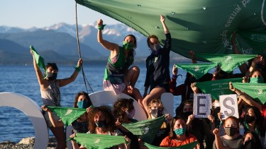 Una de las tantas marchas de mujeres en las calles de Bariloche.