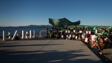 Alrededor de un centenar de mujeres de Bariloche se sumaron a la jornada nacional de lucha por el derecho al aborto. (Foto: Marcelo Martínez)