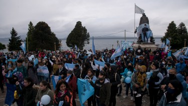 Cientos de personas se congregaron en el Centro Cívico de Bariloche a favor de las dos vidas y para rechazar el aborto. (Foto: Marcelo Martínez)