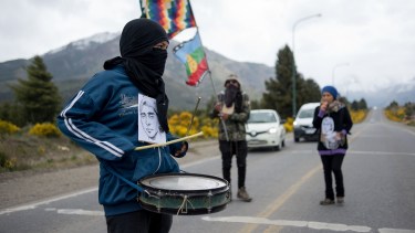 Uno de los reclamos de ayer por el crimen de Rafael Nahuel, se concentró en la ruta 40 a la altura del barrio 29 de Septiembre. Foto: Marcelo Martinez