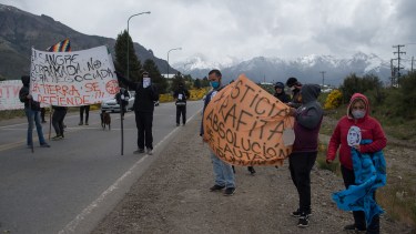 Manifestantes reclamaron esta tarde de miércoles justicia en Bariloche, a  3 años del homicidio de Rafael Nahuel. (Foto: Marcelo Martínez)