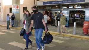 Las medidas que analiza el gobierno para restringir los viajes al exterior