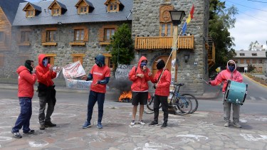 Los guardavidas de Bariloche reclaman desde hace meses por la continuidad laboral. Archivo