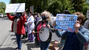 El reclamo se hizo en la calle Moreno, frente al hospital Ramón Carrillo de Bariloche. (Foto Alfredo Leiva)