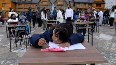 Con bancos escolares simularon un aula en el Centro Cívico para reclamar precisiones por las clases en 2021. Foto: Alfredo Leiva