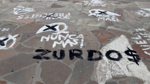 «Zurdos», el mensaje que dejaron en la plaza del Centro Cívico de Bariloche