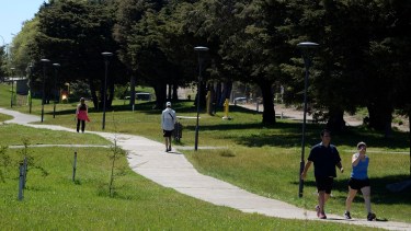 El paseo del Este de Bariloche tiene parquizado y luminarias. Le cambió la cara al ingreso a la ciudad. Foto: Alfredo Leiva