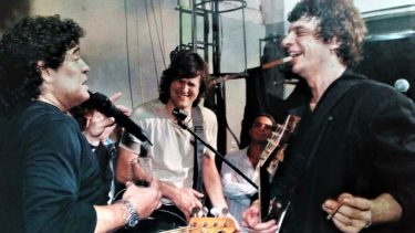Maradona, junto a Ciro y Juanse, dos que le dedicaron canciones al Diez.