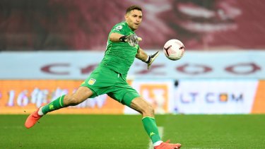 Emiliano Martínez, del Aston Villa, sufrió siete goles en dos partidos, luego de permanecer invicto las primeras cuatro fechas del campeonato.