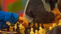 Imagen de «Gambito de Dama»: un envión extra al ajedrez en la región