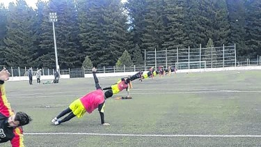 Los jugadores de Cruz del Sur se preparan a las órdenes del técnico Pablo Cavanari para jugar otro torneo. (Foto Gentileza)