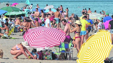 Las playas de Las Grutas mostraron una visible concurrencia el fin de semana largo. Foto: Martín Brunella. 
