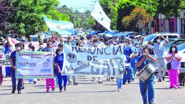 Hoy existirán movilizaciones, entre ellas, en Viedma. Estos autoconvocados priorizan “el canal de diálogo”, espera precisiones y resisten la suba puntual para las Jefaturas. Foto: Marcelo Ochoa