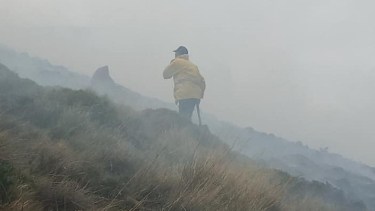 Bomberos Voluntarios de Maquinchao trabajan desde el lunes en la zona. Foto: Gentileza Mauro Traman.
