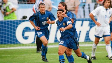El gol a Grecia, en el Mundial 94, fue uno de los momentos icónicos del Diez.