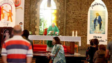 El domingo regresaron las misas a la Catedral neuquina y las iglesias. (FOTO: Oscar Livera)