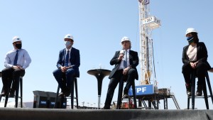 Alberto Fernández puso la  firma al decreto del Plan Gas 4