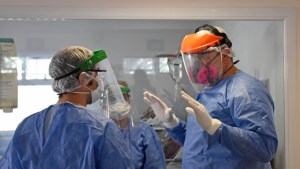 Un vuelo llevó a Bariloche las ampollas para pacientes Covid