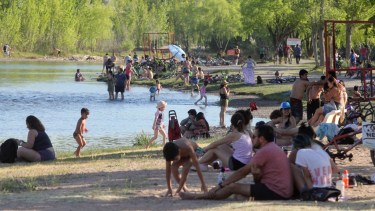 Durante el fin de semana se registraron 109 rescates en los balnearios de Neuquén. (Foto: Oscar Livera).
