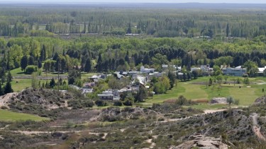 Desarrollos urbanos y el camino de sirga o el libre acceso a la costa del Río Neuquen (foto Florencia Salto)