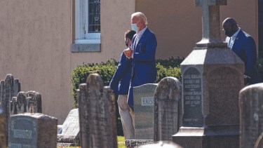 Joe Biden. El presidente electo visitó ayer el cementerio en el que están sepultados sus padres, su primera esposa y sus dos hijos. Foto: AP.
