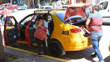El movimiento comercial es el que caracteriza la actividad de la tarde. de taxis y remises (foto Florencia Salto) 
