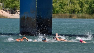 Después de 20 años, guardavidas de Neuquén se volvieron a probar en el Limay