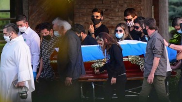 Los íntimos, entre ellos Coppola y sus hijas, trasladan el féretro de Maradona. 