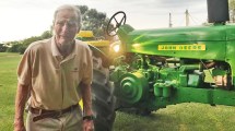 Imagen de Sorprendió a su padre de 91 años al llevarle su viejo tractor restaurado