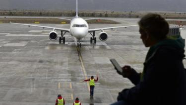 Cinco vuelos no pudieron aterrizar anoche en el aeropuerto de Bariloche. Archivo